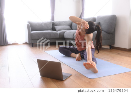 在家上瑜珈課 136479394