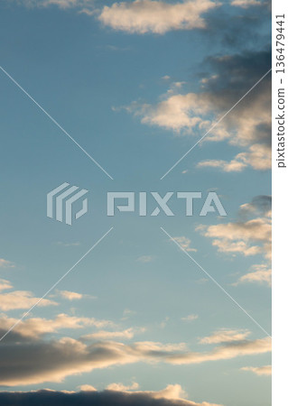 黃昏時分,藍天白雲,垂直構圖背景 黃昏時分,藍天白雲,垂直構圖背景 136479441