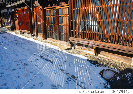 [Narai-juku] Senbonkoshi and shadows cast on the snowy road [Kiso Road] 136479442