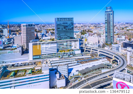 日本橫濱的新都市景觀。橫濱車站、橫濱前塔、列車等景觀盡收眼底。 136479512