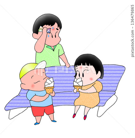 炎熱的夏天,一個孩子在吃冰淇淋。 炎熱的夏天,一個孩子在吃冰淇淋。 136479865