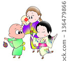 Parents and children going out to play in yukata 136479866