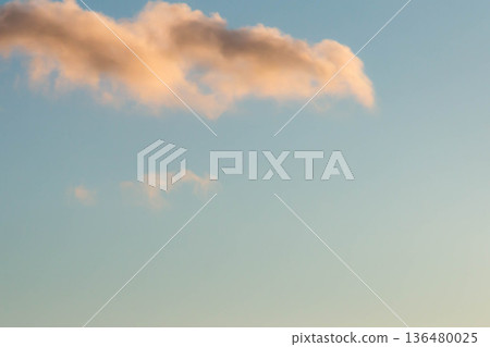 Soft sky and pale clouds at dusk background material 136480025