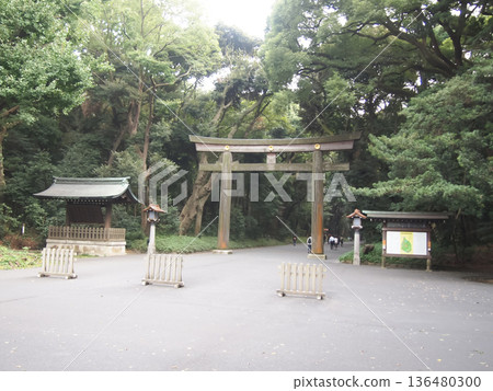 The shrine approach and large torii gate give you a sense of tranquility in the heart of the city 136480300
