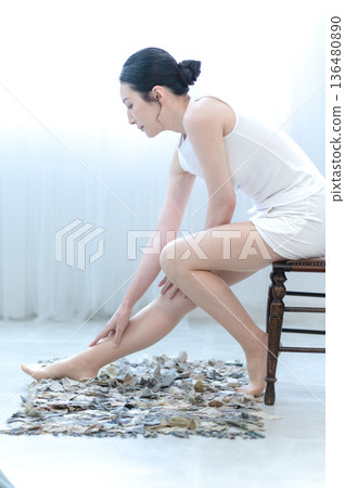 做腿部按摩的女人 136480890