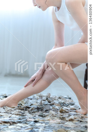 做腿部按摩的女人 做腿部按摩的女人 136480904
