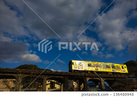 雨後藍天下,一列本地火車正在行駛。 雨後藍天下,一列本地火車正在行駛。 136480948