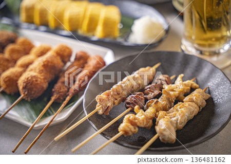 美味的居酒屋氛圍,啤酒和美食 美味的居酒屋氛圍,啤酒和美食 136481162