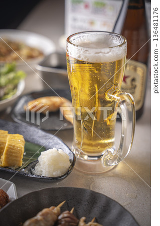 Delicious izakaya atmosphere Beer Food Delicious izakaya atmosphere Beer Food 136481176