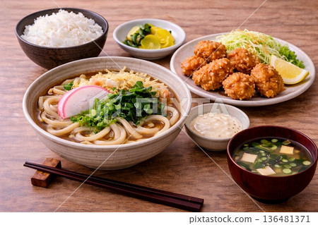 Udon and fried chicken set meal 136481371