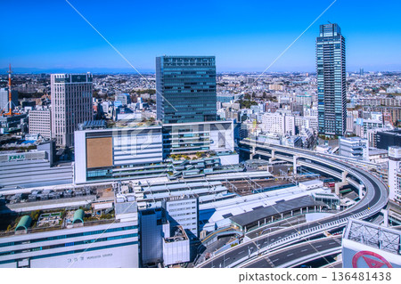 日本橫濱的新都市景觀。橫濱車站、橫濱前塔、列車等景觀盡收眼底。 136481438