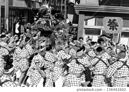 1957年的舊照片：鹿島神社年度祭典上的神轎遊行 136481602