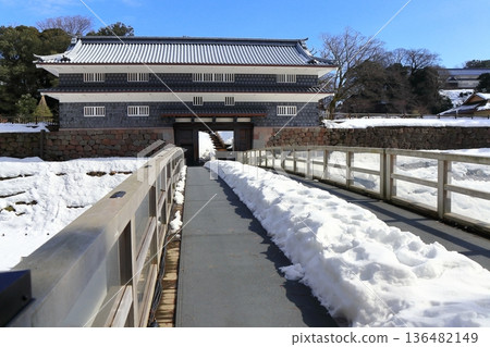 【石川縣】金澤城銀白色的豬籠門和豬籠門橋 【石川縣】金澤城銀白色的豬籠門和豬籠門橋 136482149