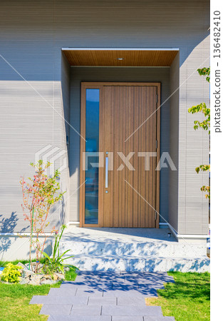住宅圖片：新建房屋的木製入口門 136482410