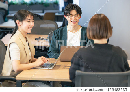 開會的商務人士 136482585