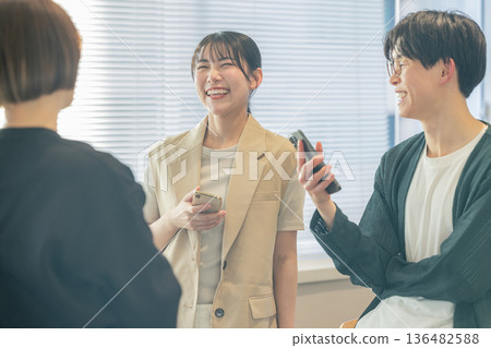 辦公室裡男女聊天 136482588