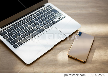 桌面上的智慧型手機和電腦 桌面上的智慧型手機和電腦 136482592