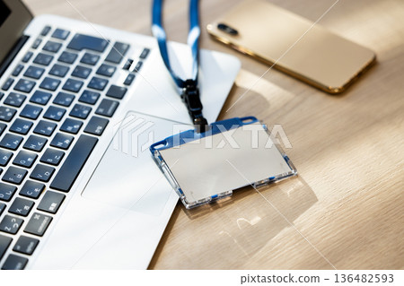 筆記型電腦、智慧型手機和藍色錶帶 筆記型電腦、智慧型手機和藍色錶帶 136482593