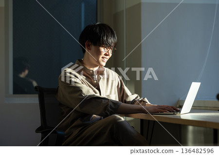 一個靠窗工作的人 136482596