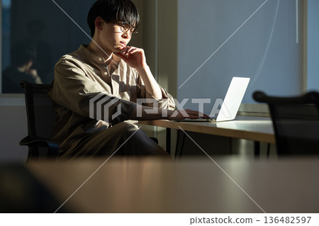 一個靠窗工作的人 136482597