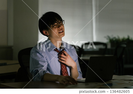 商人因加班而感到疲倦 136482605