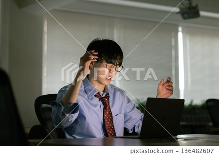商人因加班而感到疲倦 136482607