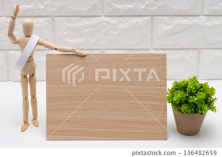 身著瑤帶的候選人，手持木製標牌，旁邊留有文字空間。 136482659