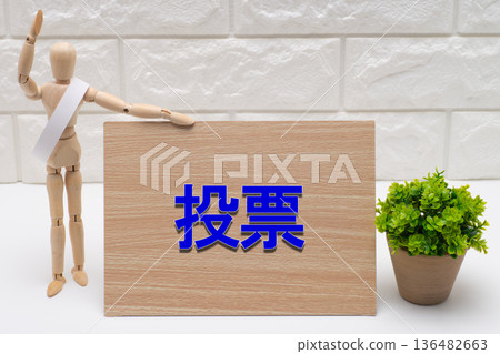候選人佩戴瑤帶，舉著標語鼓勵人們投票。 136482663