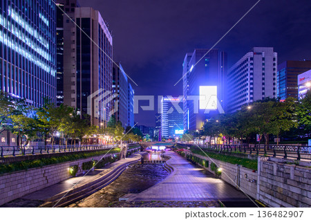 韓國首爾市中心清溪川美麗的夜景 136482907