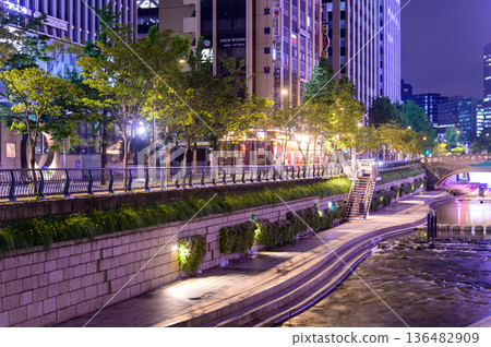 A beautiful urban night view of Cheonggyecheon Stream flowing through the center of Seoul, South Korea A beautiful urban night view of Cheonggyecheon Stream flowing through the center of Seoul, South Korea 136482909