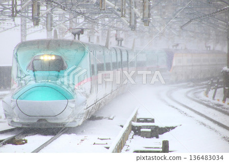 E5 Series Yamabiko train running on the Tohoku Shinkansen in winter (coupled with Yamagata Shinkansen E8 Series Tsubasa train) 136483034