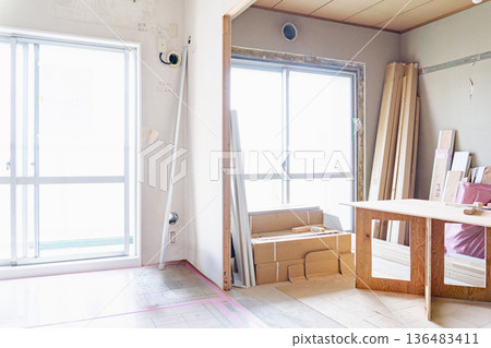 日式房間和客廳公寓正在進行室內裝修工程 136483411
