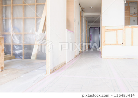 室內公寓的建築工地已開始進行翻新工程。 136483414
