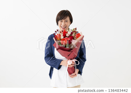 護理師手捧花束 護理師手捧花束 136483442