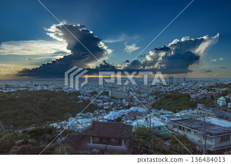 傍晚時分，積雨雲籠罩著那霸市。 136484013