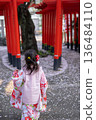 一位身穿和服的女孩參拜七五三神社的豎版照片 136484110