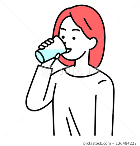 年輕女子用玻璃杯喝水 年輕女子用玻璃杯喝水 136484222