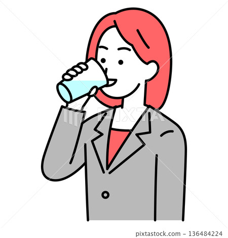 一位身穿西裝的女士正在用玻璃杯喝水。 136484224