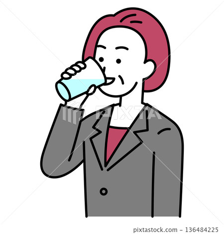 一位身穿西裝的中年婦女正在用玻璃杯喝水。 136484225