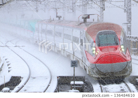 秋田新幹線E6系列列車冬季運行(與東北新幹線E5系列列車隼號聯運) 秋田新幹線E6系列列車冬季運行(與東北新幹線E5系列列車隼號聯運) 136484610