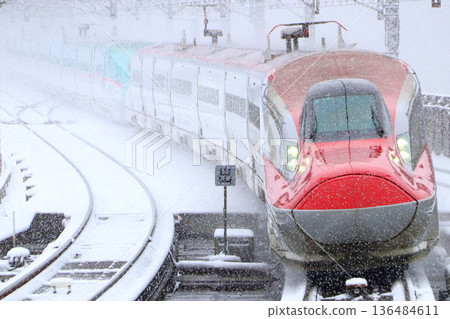 Akita Shinkansen E6 series in winter (coupled with Tohoku Shinkansen E5 series Hayabusa) 136484611