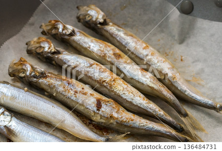 烤柳葉魚一排排 136484731