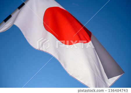 日本國旗在藍天中飄揚 136484743