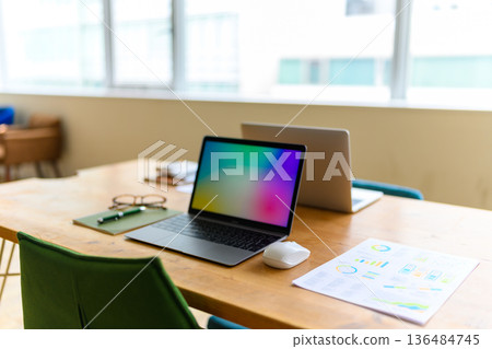 筆記型電腦和文件放在桌上 136484745