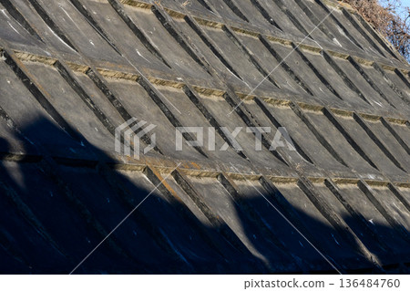 混凝土擋土牆上的斜紋圖案 136484760