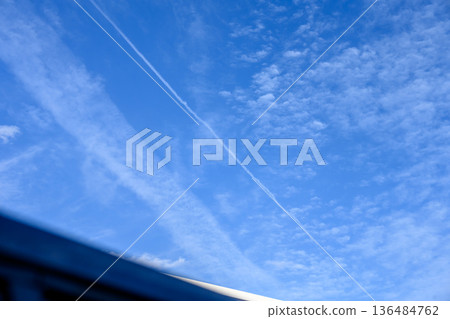 藍天和飛機雲彩 136484762