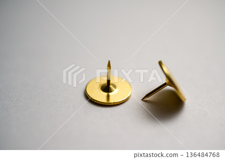 桌子上的金色圖釘 136484768