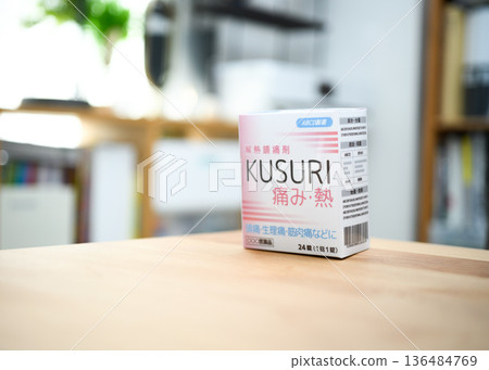 桌上的止痛藥 136484769