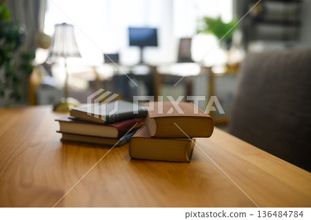 桌子上堆放著書。 136484784