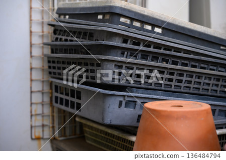 堆疊的塑膠容器 堆疊的塑膠容器 136484794